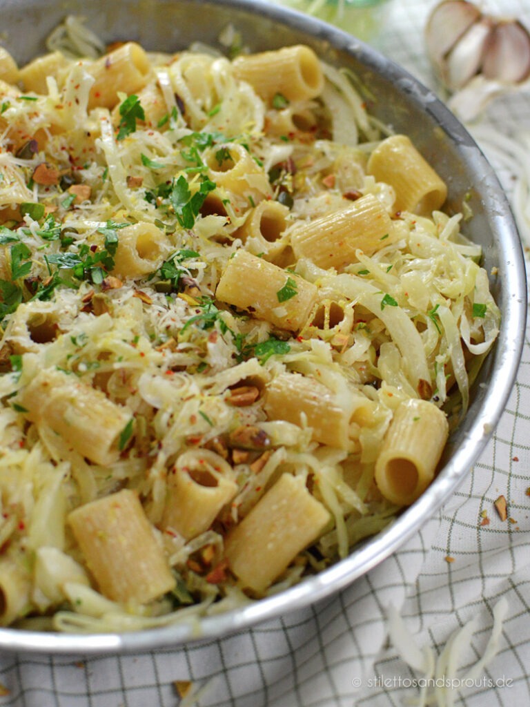 Nudeln mit gedünstetem Kohl