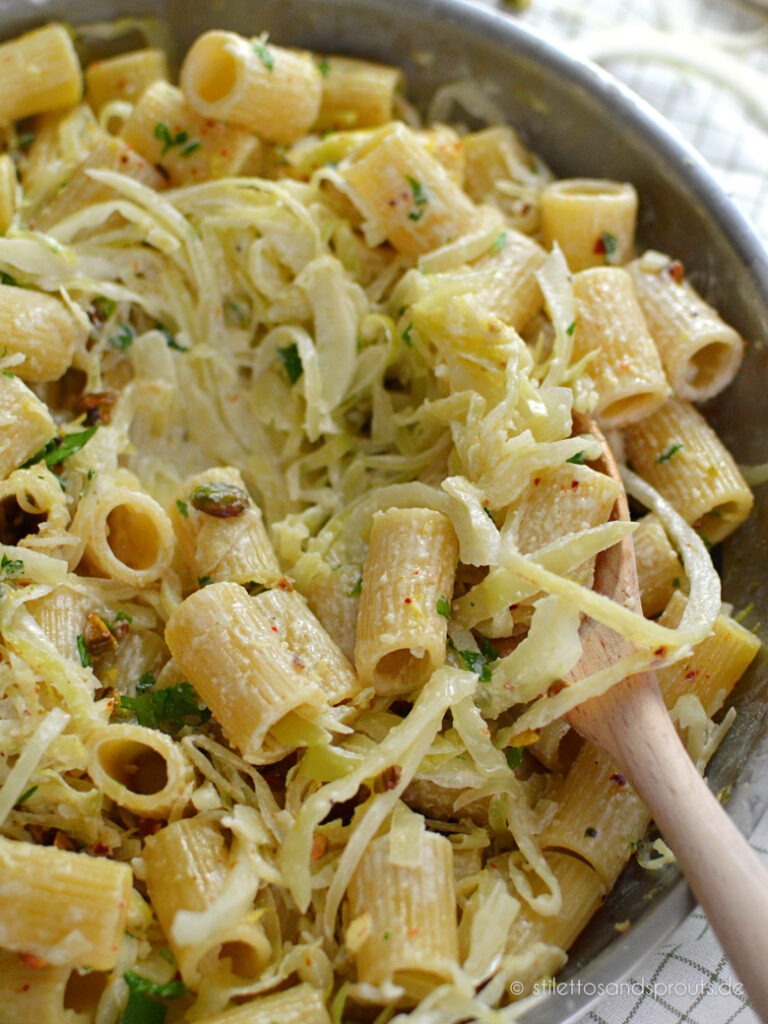 Pasta mit gedünstetem Kohl