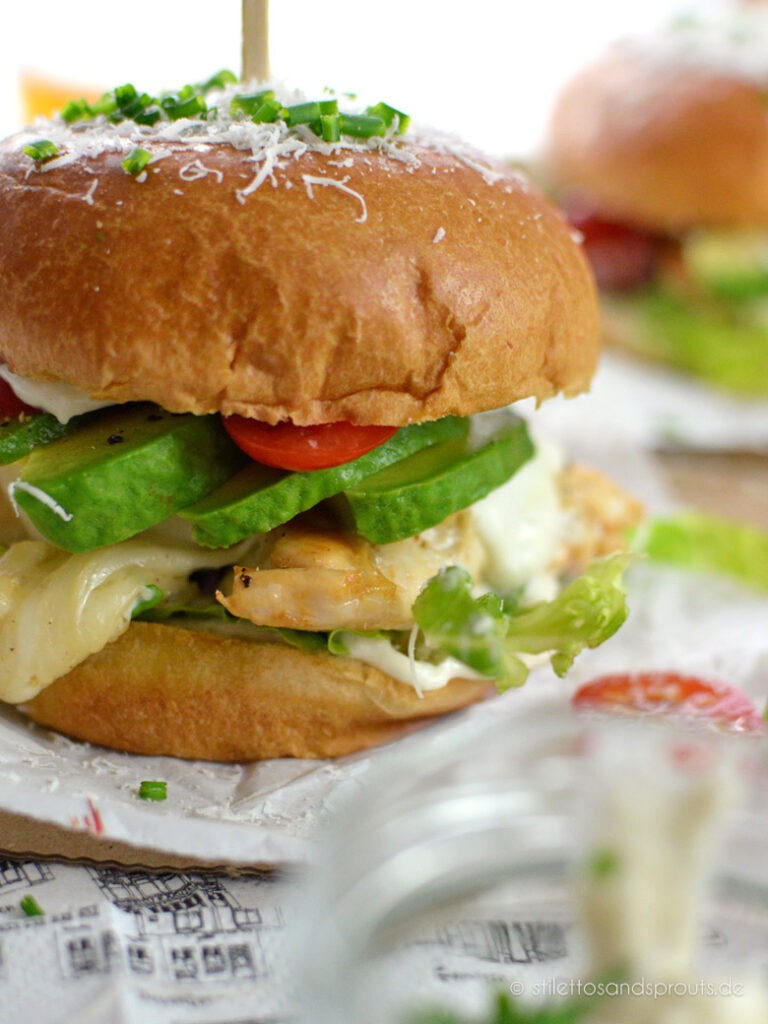 Burger mit gebratener Hähnchenbrust und Avocado