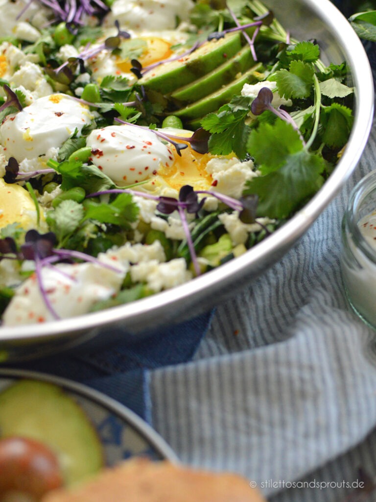 Orientalische Eier aus der Pfanne mit grünem Gemüse