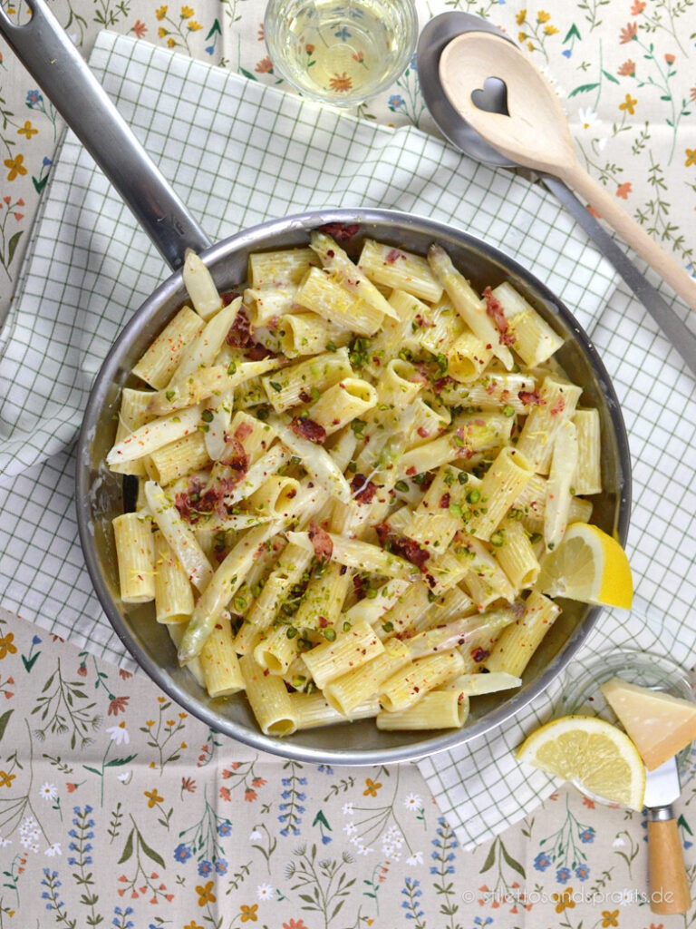 Pasta mit weißem Spargel 