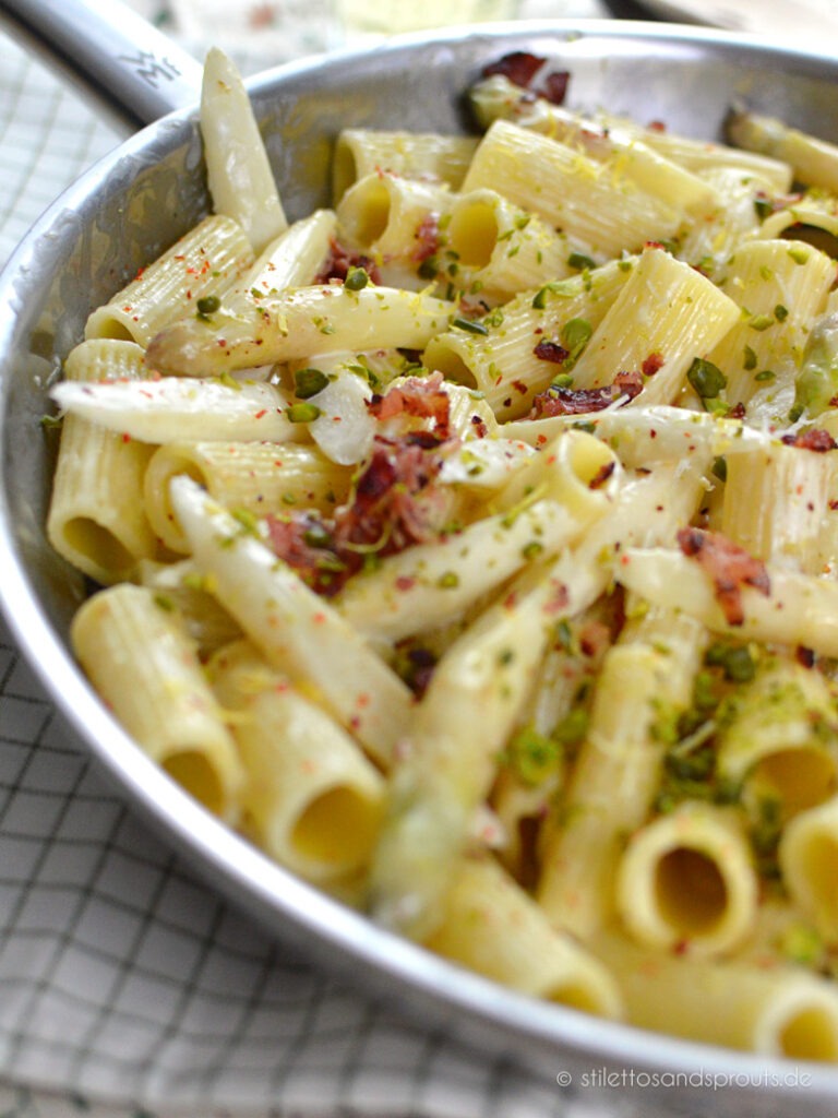Nudeln mit weißem Spargel 