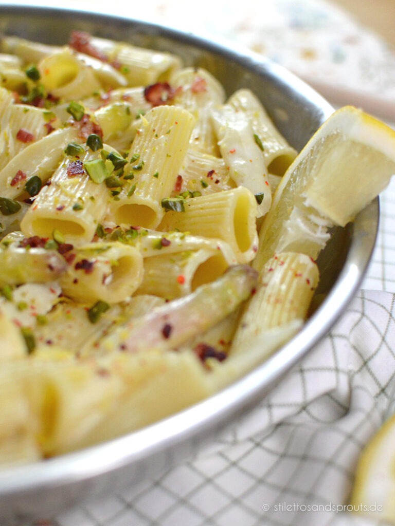 Rezept für Nudeln in Käsesahnesaue mit weißem Spargel