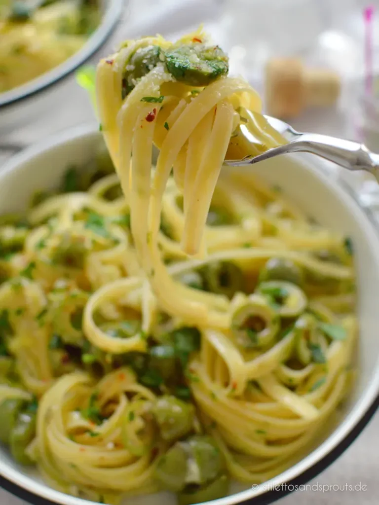 Food Trend Pasta mit grünen Oliven